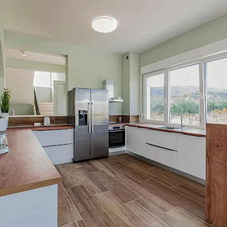 3 Bedroom Lovely In Holiday home