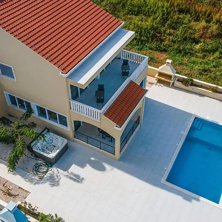 3 Bedroom Lovely In Holiday home Sreser